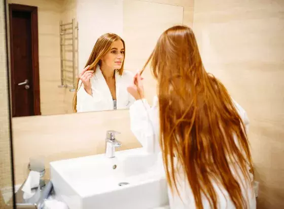 žena s dlouhými vlasy