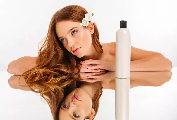 žena s dlouhými vlasy