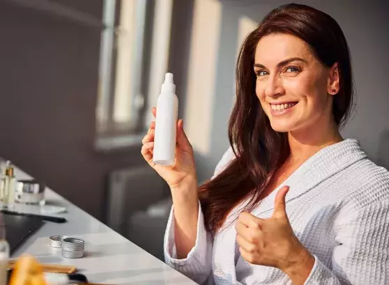 žena pečující o vlasy