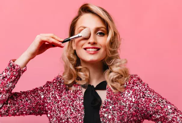 žena se štěstcem na make up