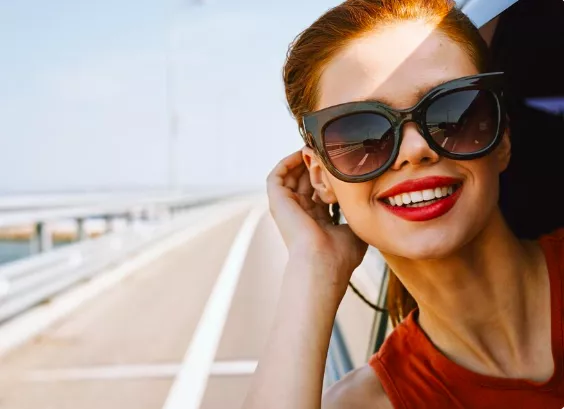 A je to tady! Jedem k moři! Jak si chránit oči stylovými brýlemi? Letos vedou zvířecí vzory, kočičí oči i elegantní klasika