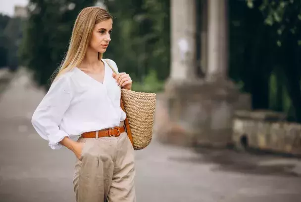 Kalhoty z tohoto materiálu (len) snadno sbalíte na cesty, ale parádu v nich uděláte i ve městě. Nejkrásnější nejen lněné kalhoty podle redakce najdete v galerii