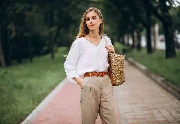 Kalhoty z tohoto materiálu (len) snadno sbalíte na cesty, ale parádu v nich uděláte i ve městě. Nejkrásnější nejen lněné kalhoty podle redakce najdete v galerii