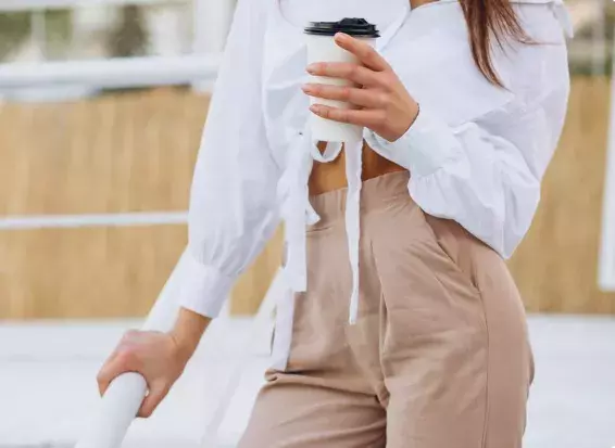 Kalhoty z tohoto materiálu (len) snadno sbalíte na cesty, ale parádu v nich uděláte i ve městě. Nejkrásnější nejen lněné kalhoty podle redakce najdete v galerii