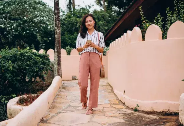 Kalhoty z tohoto materiálu (len) snadno sbalíte na cesty, ale parádu v nich uděláte i ve městě. Nejkrásnější nejen lněné kalhoty podle redakce najdete v galerii