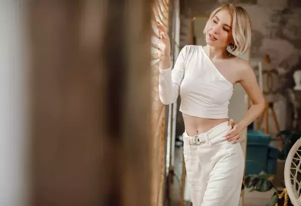 Kalhoty z tohoto materiálu (len) snadno sbalíte na cesty, ale parádu v nich uděláte i ve městě. Nejkrásnější nejen lněné kalhoty podle redakce najdete v galerii