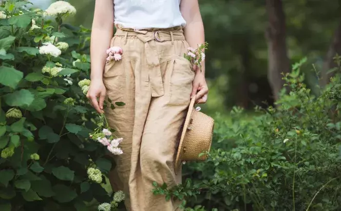 Kalhoty z tohoto materiálu (len) snadno sbalíte na cesty, ale parádu v nich uděláte i ve městě. Nejkrásnější nejen lněné kalhoty podle redakce najdete v galerii