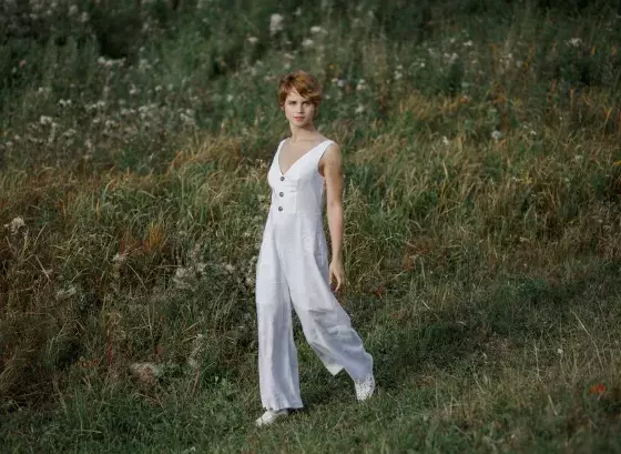 Kalhoty z tohoto materiálu (len) snadno sbalíte na cesty, ale parádu v nich uděláte i ve městě. Nejkrásnější nejen lněné kalhoty podle redakce najdete v galerii