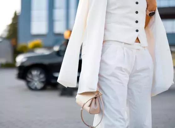 Kalhoty z tohoto materiálu (len) snadno sbalíte na cesty, ale parádu v nich uděláte i ve městě. Nejkrásnější nejen lněné kalhoty podle redakce najdete v galerii