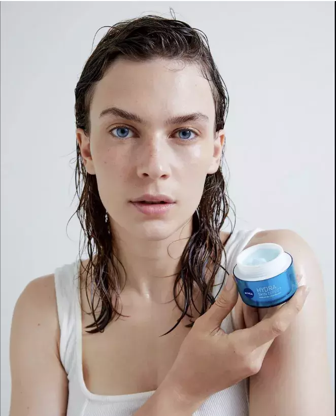 <p><strong>Hydratační pleťový krém NIVEA Hydra Skin Effect, 319 Kč</strong></p>

<p>Tento krém poskytne vaší pleti hloubkovou hydrataci až na 72 hodin. Postará se o to čistá kyselina hyaluronová, která se běžně v naší pleti nachází, ale s přibývajícím věkem jí je méně. Právě proto se vám může vaše pleť zdát unavená a vysušená. Hydratační pleťový krém má navíc lehké gelové složení, díky kterému vám nezůstane na pleti mastný film. </p>
