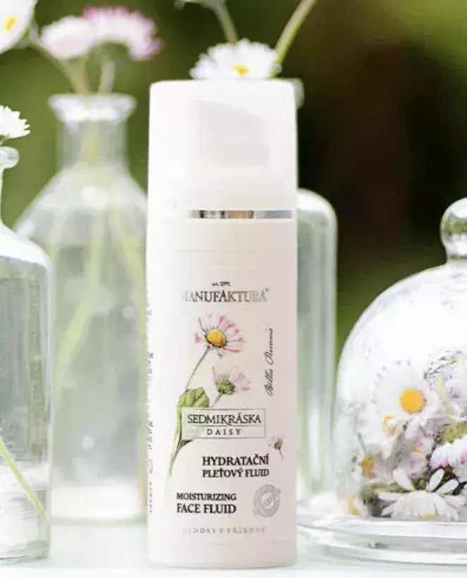 <p><strong>Hydratační pleťový fluid SEDMIKRÁSKA, Manufaktura, 319 Kč</strong></p>

<p>Objevte jemný sedmikráskový fluid pro citlivou pleť – ideálního společníka v péči o vaši krásu! Velmi lehký pleťový krém s kyselinou hyaluronovou, peptidy, výtažky ze sedmikrásky, rebarbory a mořské řasy poskytuje okamžitou hydrataci, omlazení, zklidnění a rozjasnění.</p>
