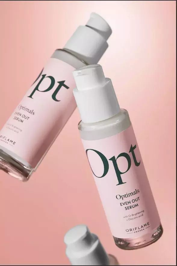 <p><strong>Sérum Opt Optimals, Oriflame, 250 Kč</strong></p>

<p>Díky své bezolejové konzistenci obohacené o komplex O- Brightening dokáže toto sérum  redukovat přebytečný melanin v pleti a zamezit hyperpigmentaci a současně podporuje povrchovou buněčnou výměnu. Vaše pleť tak odloží svůj mdlý tón a podepíše se to i na její textuře. </p>

<p> </p>
