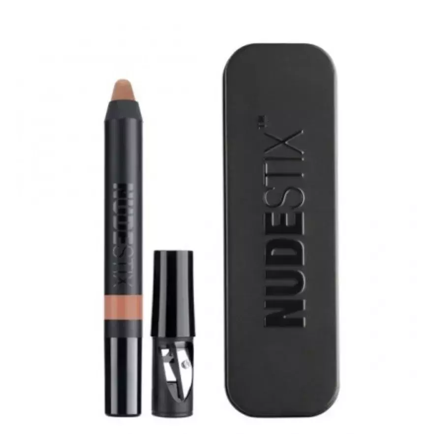 <p>Nudestyx Intense Matte Color Lip + Cheeln Pencil funguje jako matná rtěnka, linka na rty a tvářenka v jednom produktu, 630 Kč</p>
