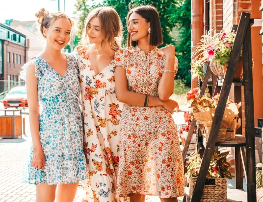 Nejkrásnější letní šaty pro každou příležitost: Kdy zvolit maxi, kdy koktejlky a kdy městskou ležérní eleganci?