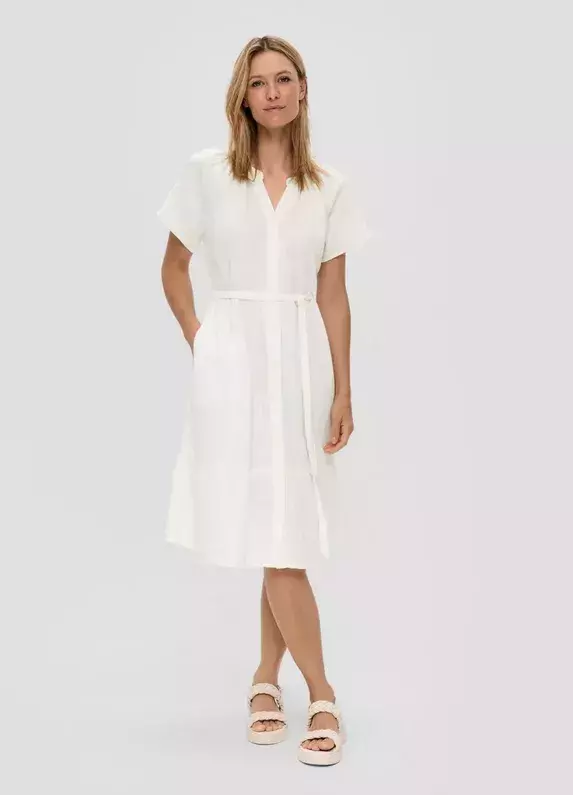 žena v bílých šatech