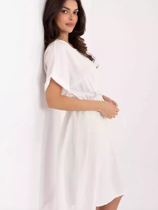 žena v bílých šatech