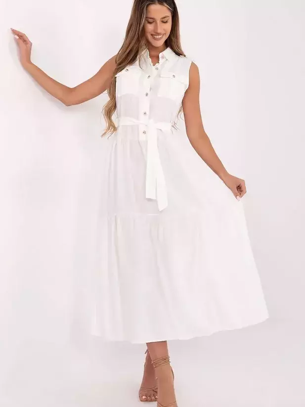 žena v bílých šatech