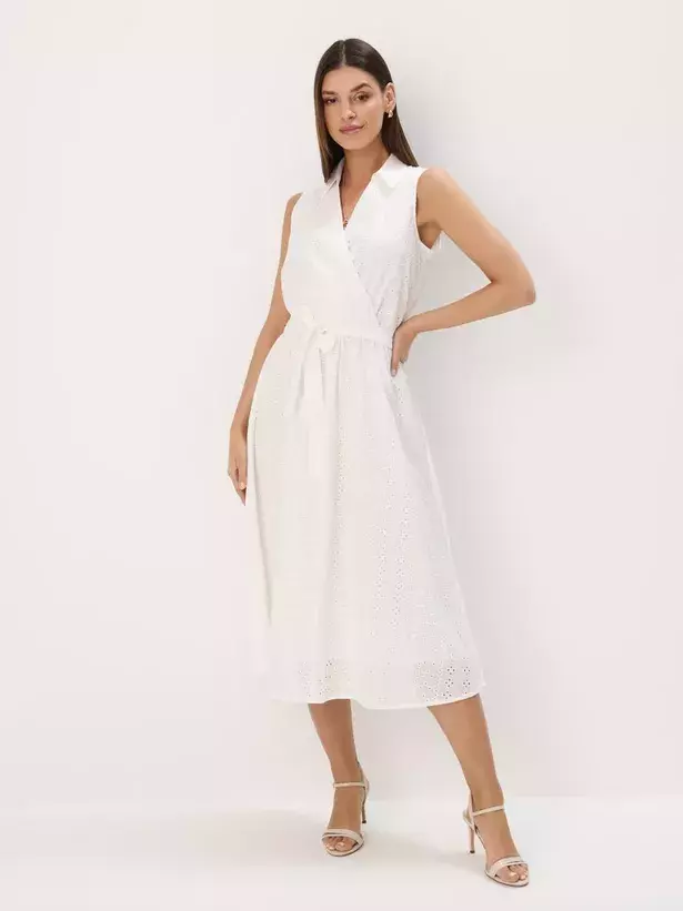 žena v bílých šatech