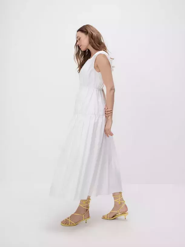 žena v bílých šatech