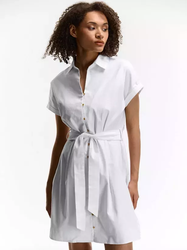 žena v bílých šatech