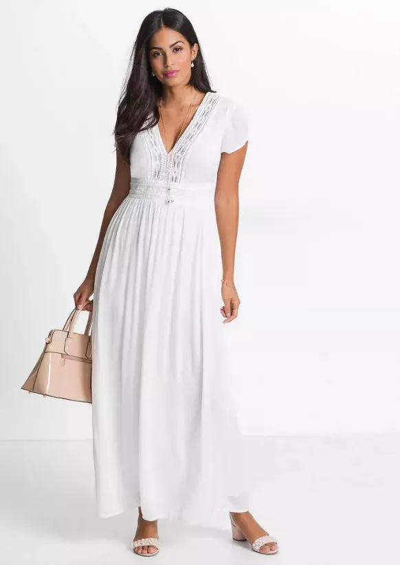 žena v bílých šatech