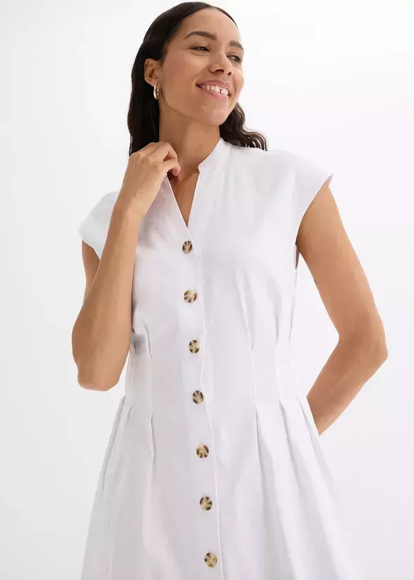 žena v bílých šatech