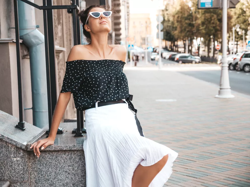 žena v letní sukni