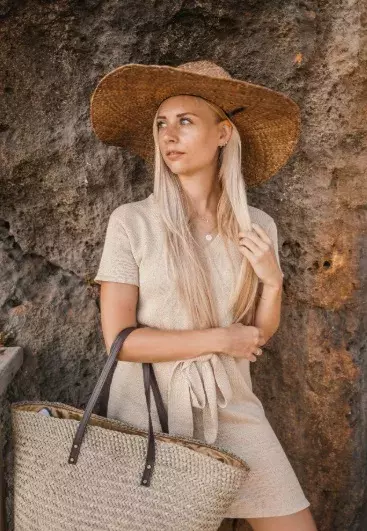 žena v béžových šatech