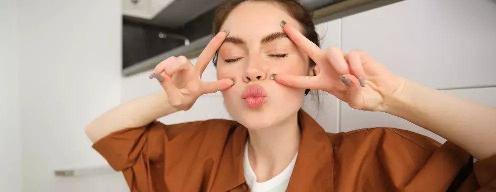 žena dělá obličejovou jógu