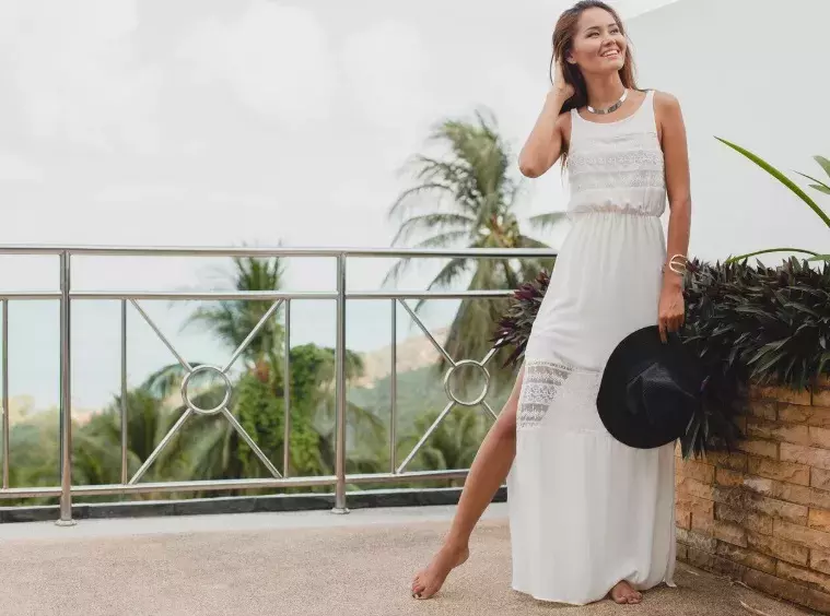 žena v bílých šatech