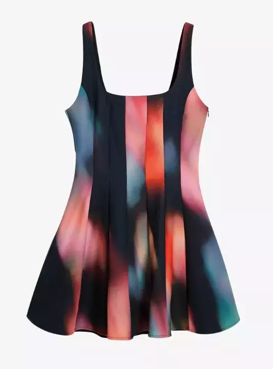 Futuristické šaty, Desigual, 1 665 Kč