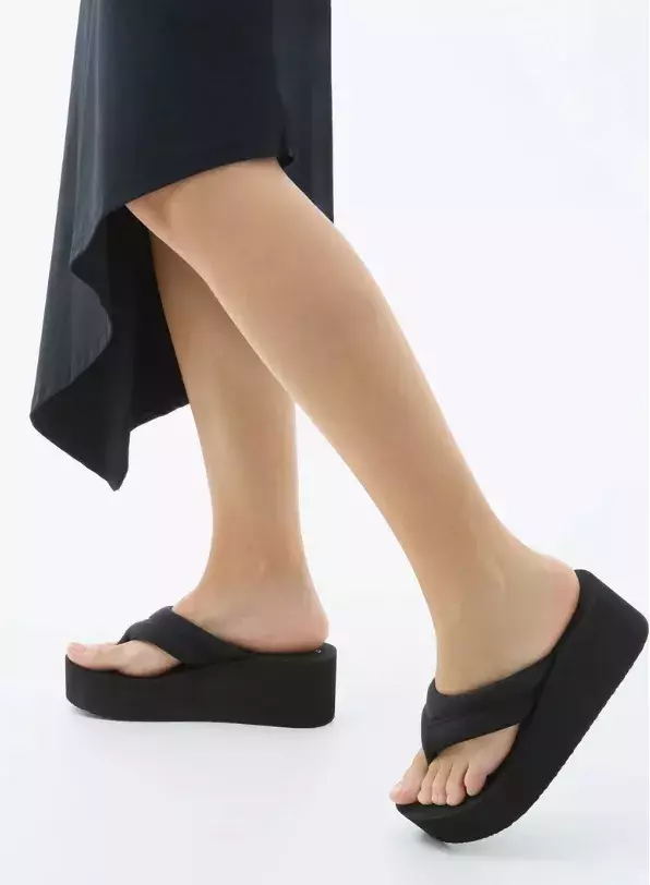 Žabky na vysoké platformě, Bershka, 549 Kč