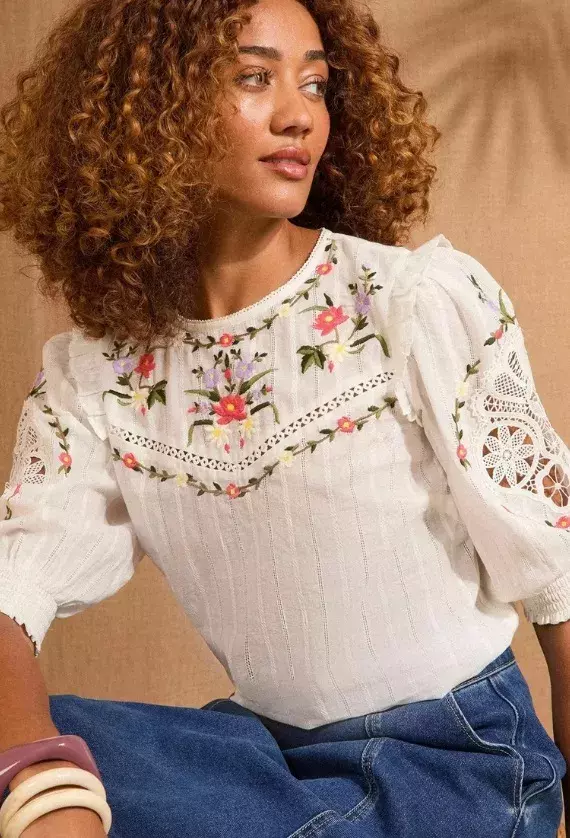 Vyšívaná halenka, Love & Roses, 1 750 Kč