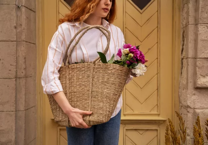 žena s přírodní kabelkou