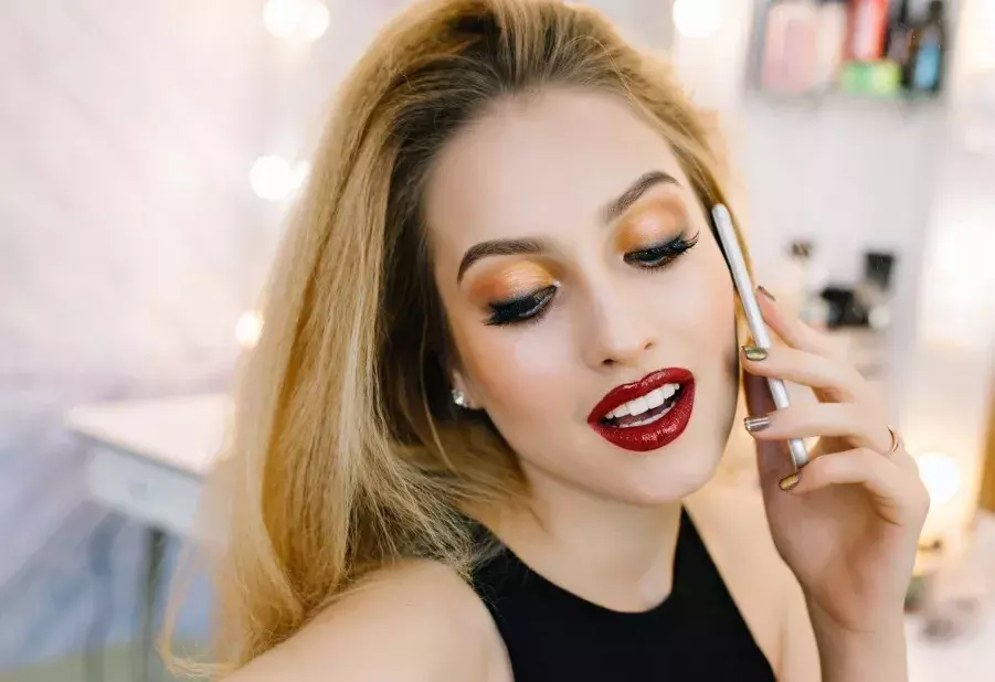 výrazná rtěnka a stíny