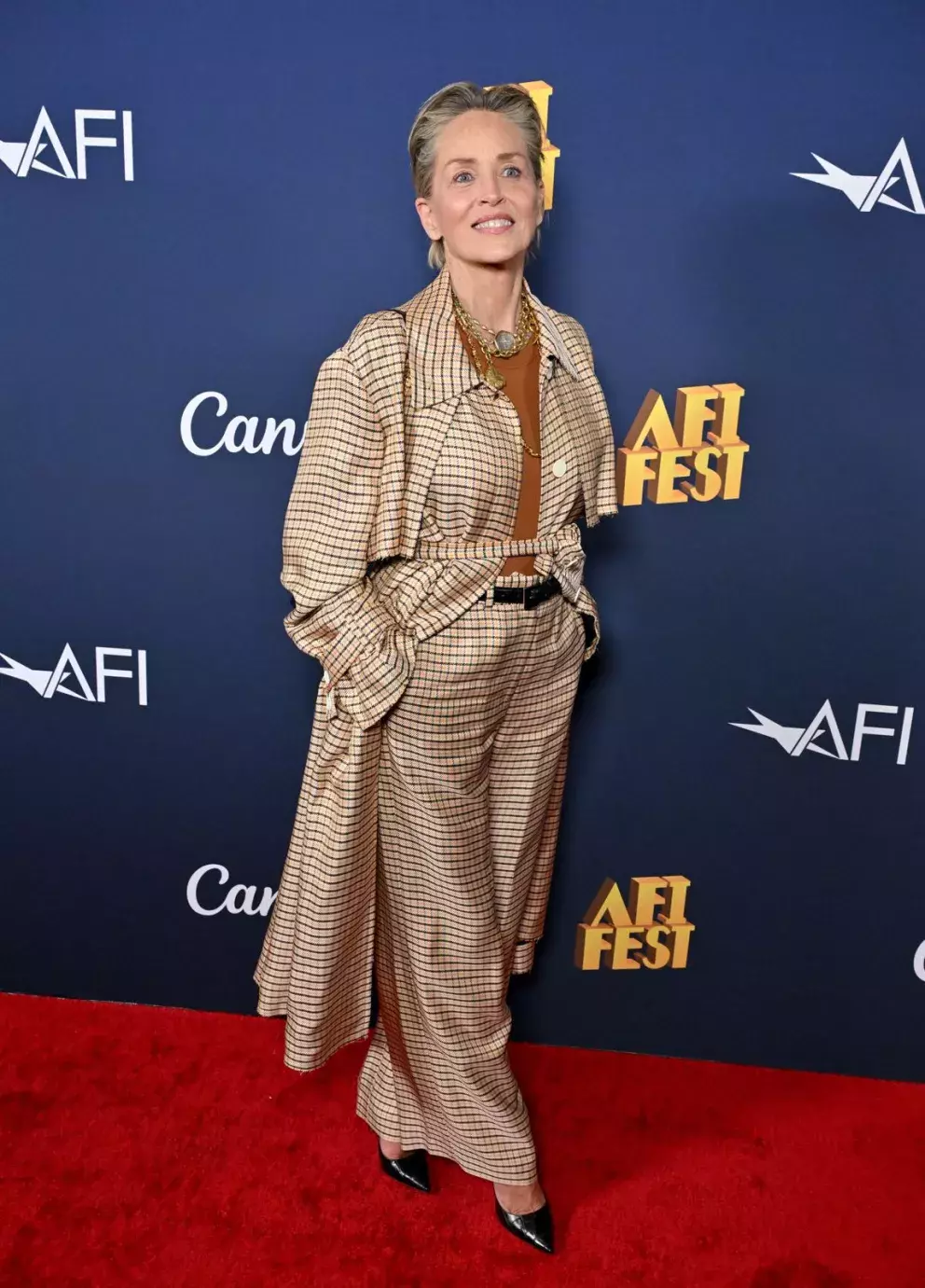 sharon stone v pánském stylu