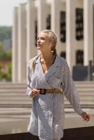 žena v košilových šatech