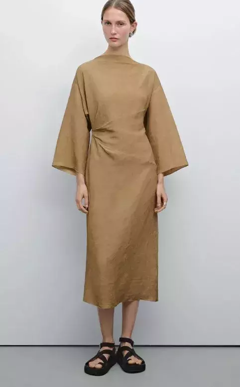 Okrové šaty, Massimo Dutti, 1 999 Kč