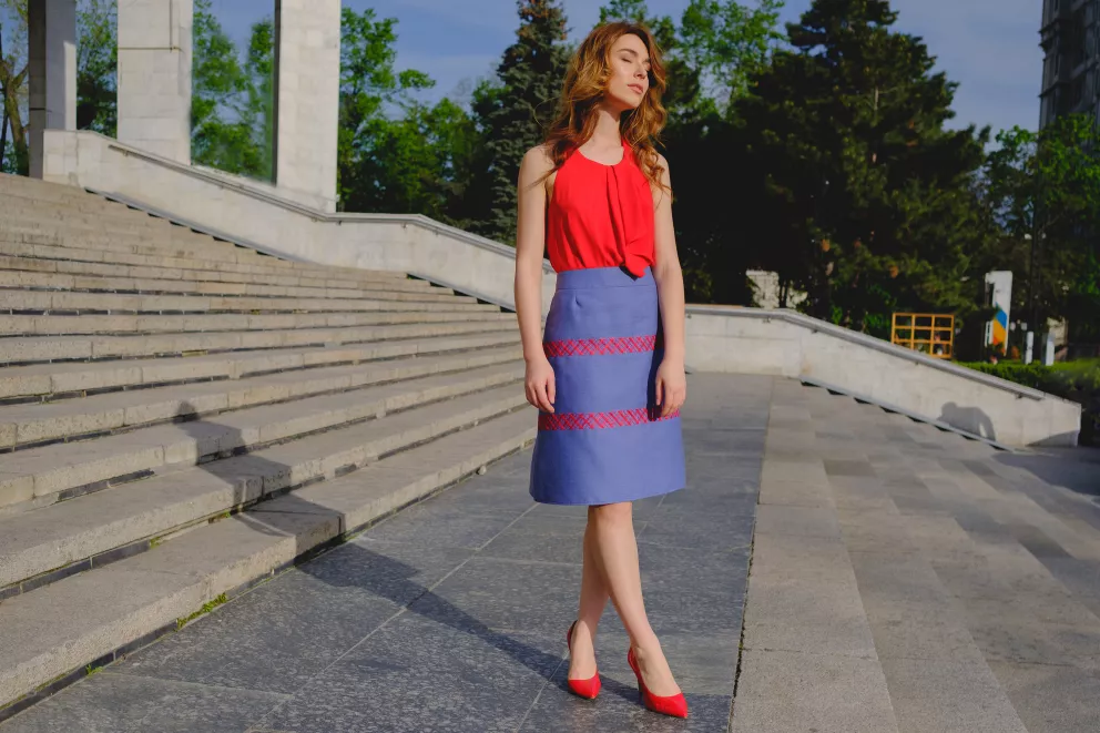 žena v áčkové sukni