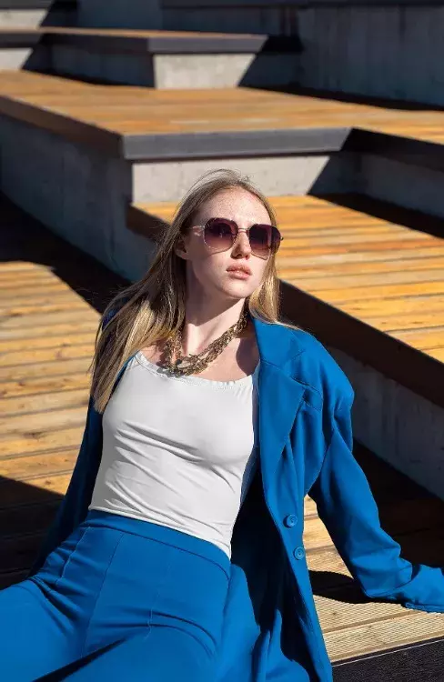 Modrý kostýmek projasní podzimní dny. 