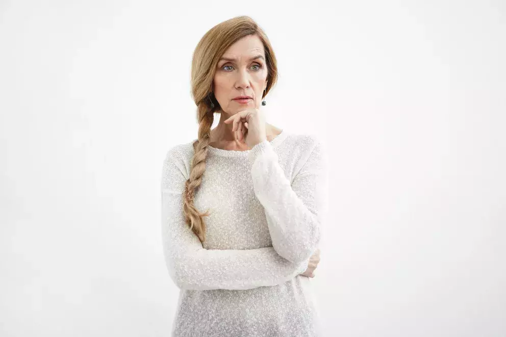 žena, přemýšlení, smutek