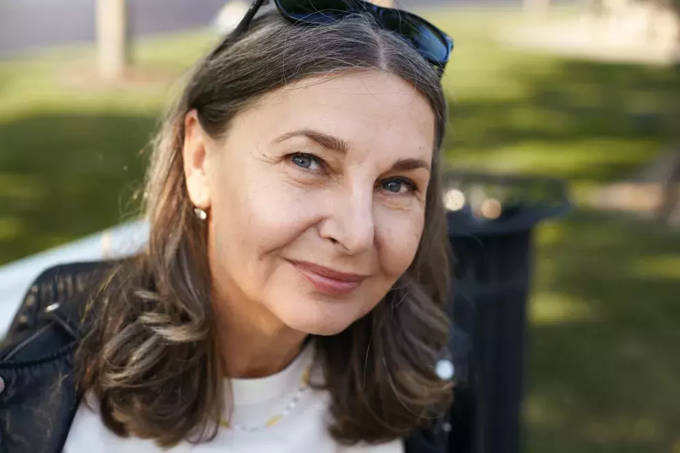 žena, spokojená žena, úsměv, štěstí