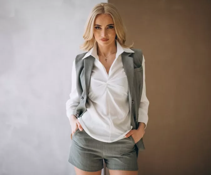 žena v krátkém kostýmku