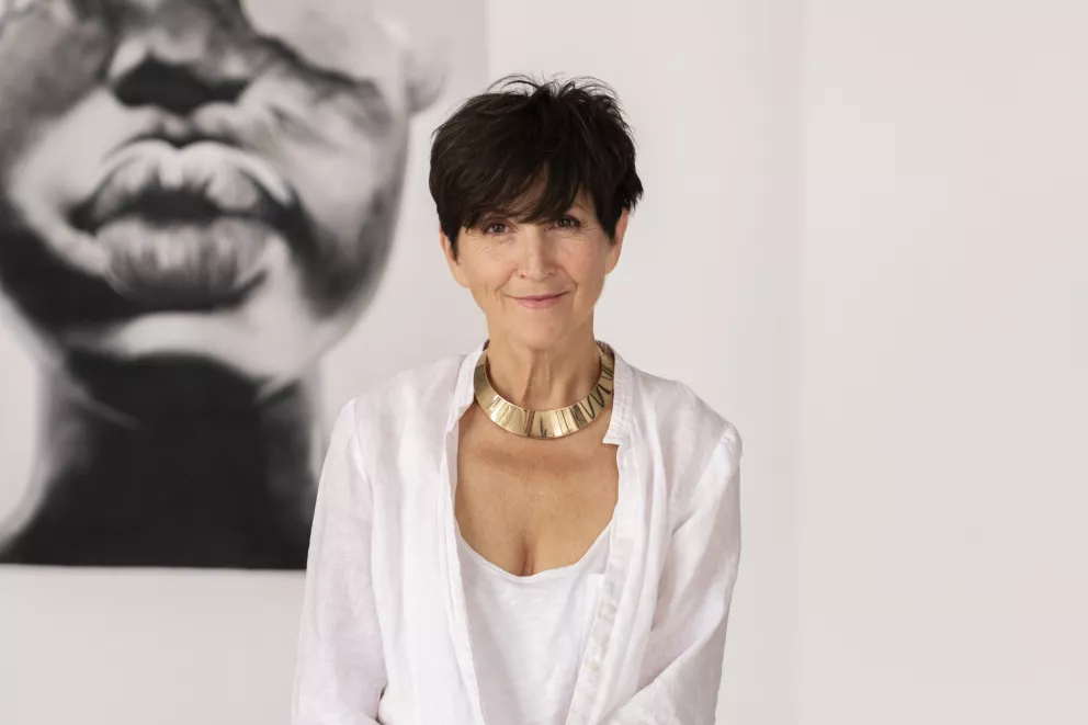 žena s tepaným náhrdelníkem