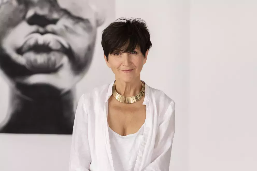 žena s náhrdelníkem