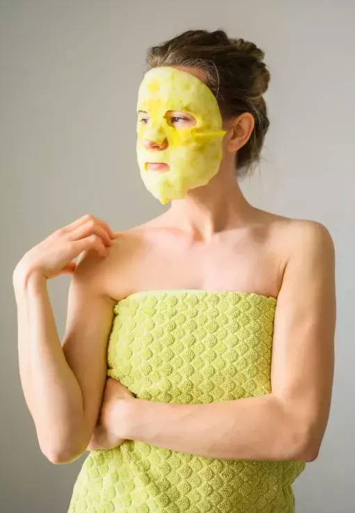 žena s obličejovou maskou