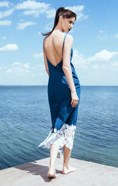 žena v krajkové košilce