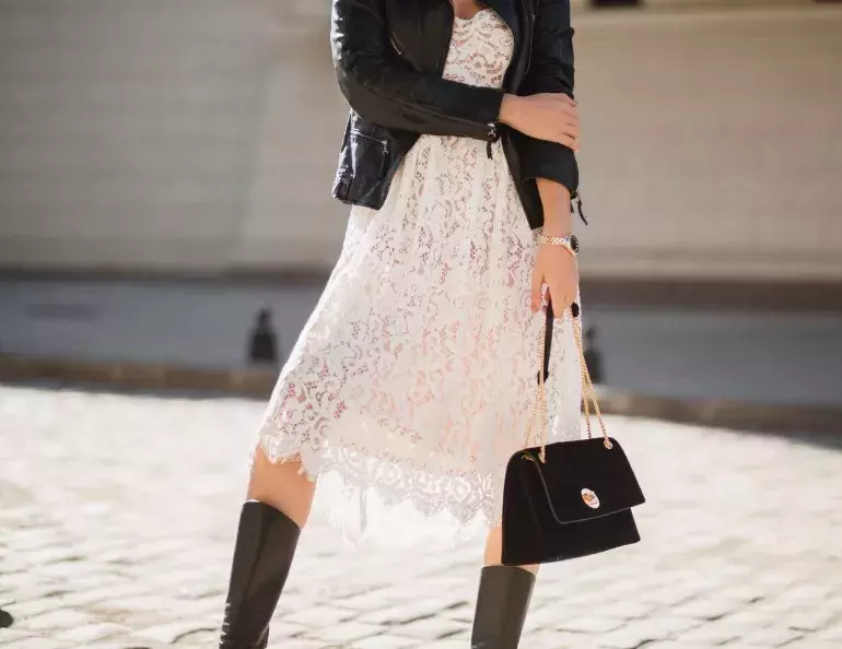 žena v krajkových šatech