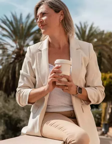 žena v letním kostýmku