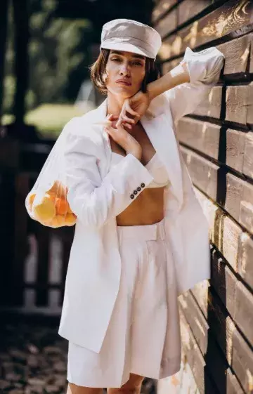 žena v bílém kostýmku